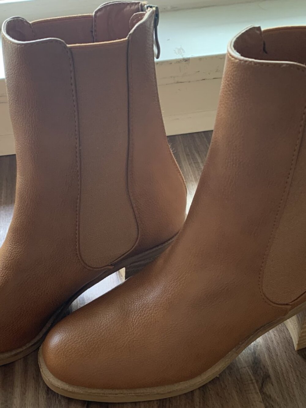 Women's Boots - Picture 2 of 3